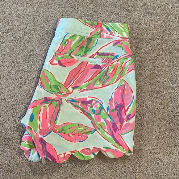 The buttercup short. Lilly Pulitzer size 0 - Picture 4 of 4